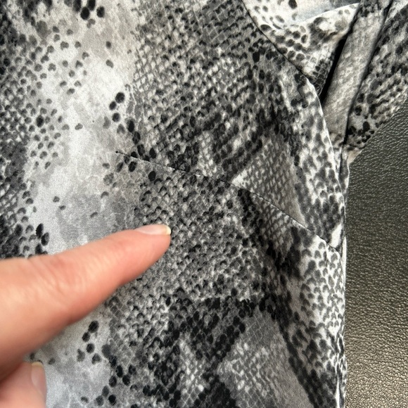 Jaclyn Smith Women’s Medium Animal Print Button Blouse Long Sleeve Altered - Picture 9 of 13